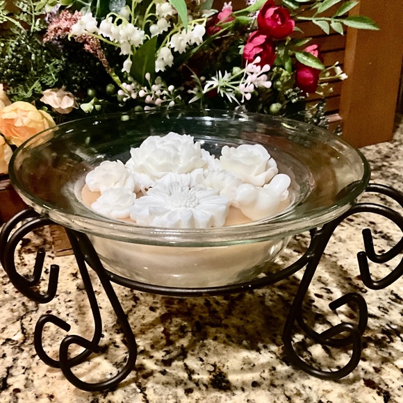 Sandalwood & Suede 3 Wick Soy Candle in Glass Bowl & Metal Stand - Picture 3 of 7